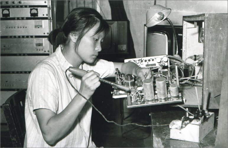 1970年，中國(guó)誕生第一臺(tái)彩色電視機(jī)，數(shù)年之后，長(zhǎng)虹才開(kāi)始電視機(jī)的研制