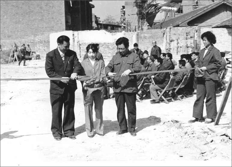 1986年，長(zhǎng)虹彩電工程奠基，這樣的剪彩儀式，剪出了中國(guó)最大的彩電生產(chǎn)基地之一