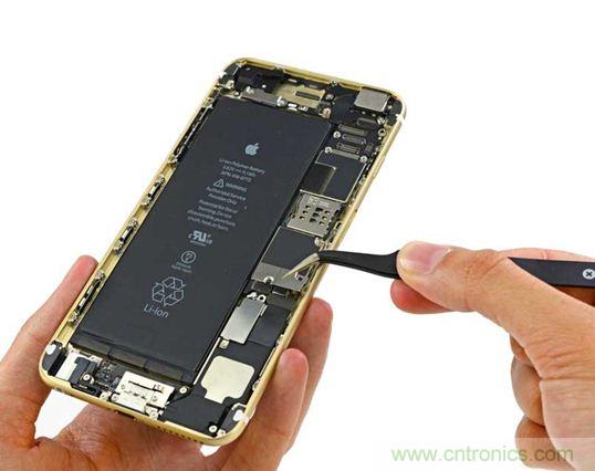與iPhone 5S相比，電池尺寸更大，電池效率提高了16%。整部手機(jī)看起來就像一件藝術(shù)品，但看不到太多的內(nèi)部構(gòu)造。（來源：iFixit）