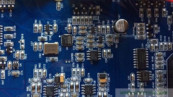如何“布局”電路上的貼片電容才會(huì)降低寄生電感？