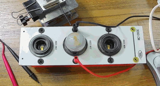 電燈泡內(nèi)通有交流電，為什么看不到燈泡在閃爍？