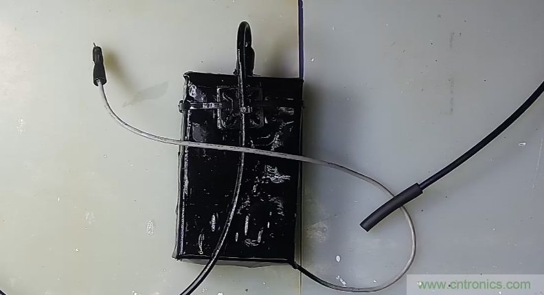電燈泡內(nèi)通有交流電，為什么看不到燈泡在閃爍？
