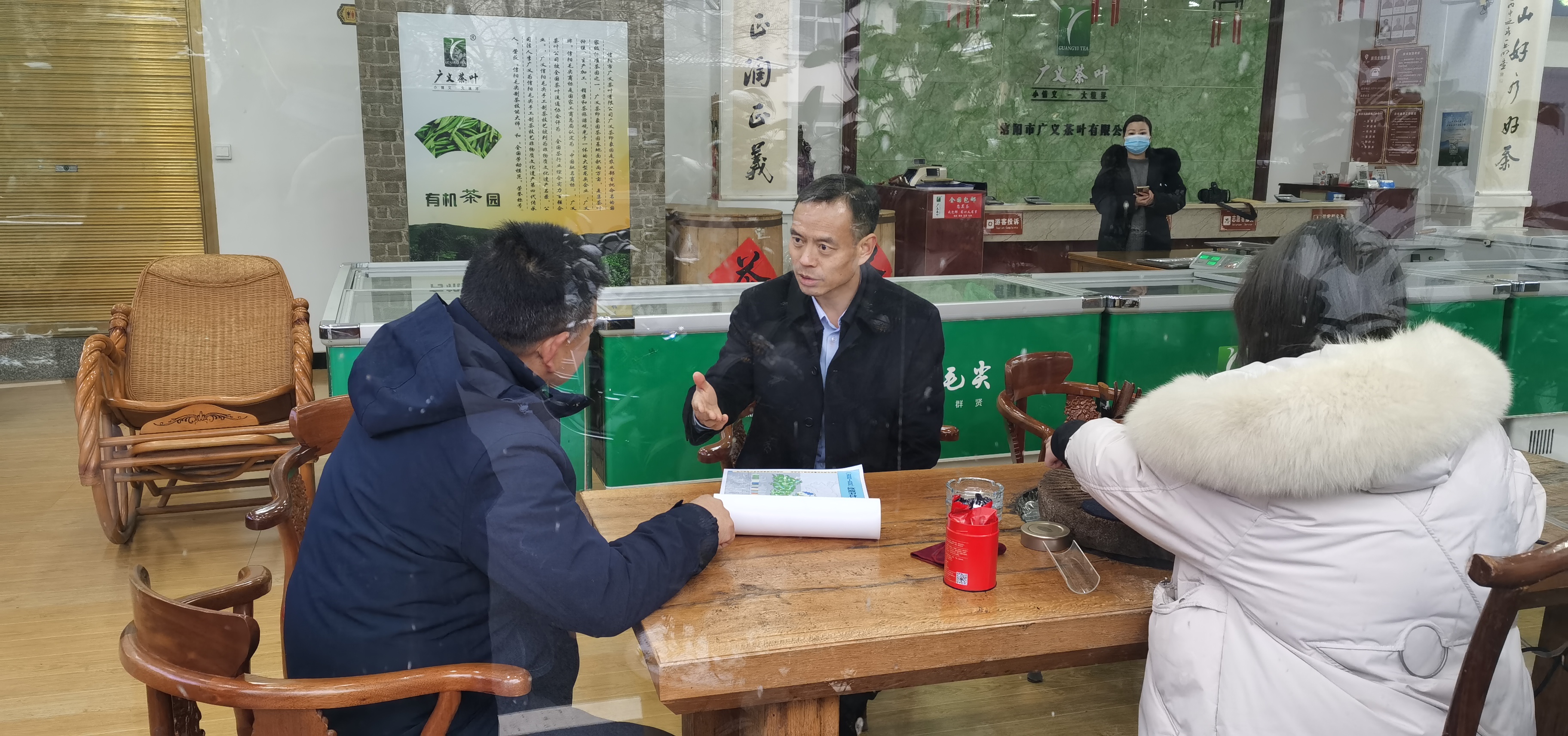 信陽市委常委、副市長秦保建到信陽市廣義茶葉有限公司慰問全國勞模李廣義同志